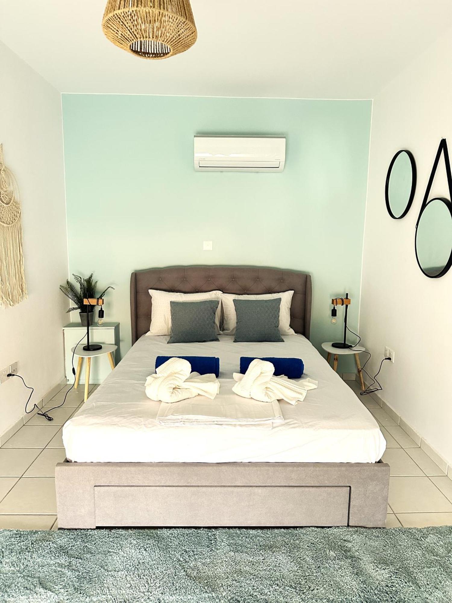 H&O Golden Sun Suite Paphos Extérieur photo